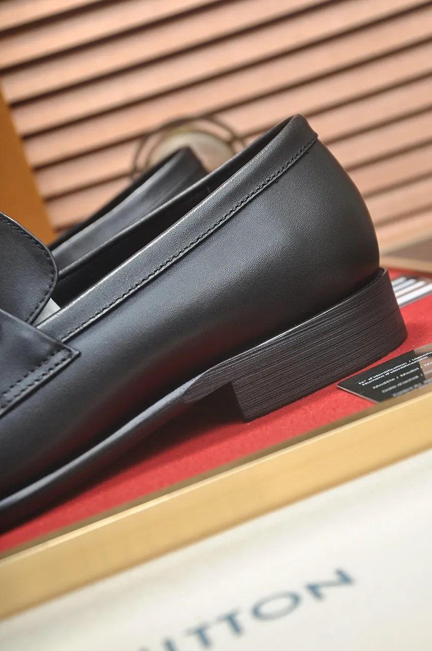 Men's men's shoes 💰540💶 [LV] (original single cowhide lining) 🍀LV's latest genuine leather business suit shoes are launched simultaneously on the official website. The first-layer cowhide imported from Italy is made of heavy gold, 💥official website 1:1 rubber outsole. Versatile to wear, high-end without losing class, and the color combination is extraordinary. This four-season style is alluring when worn on your feet, showing off your big-name flair. Standard code 38-45 (45 customized)